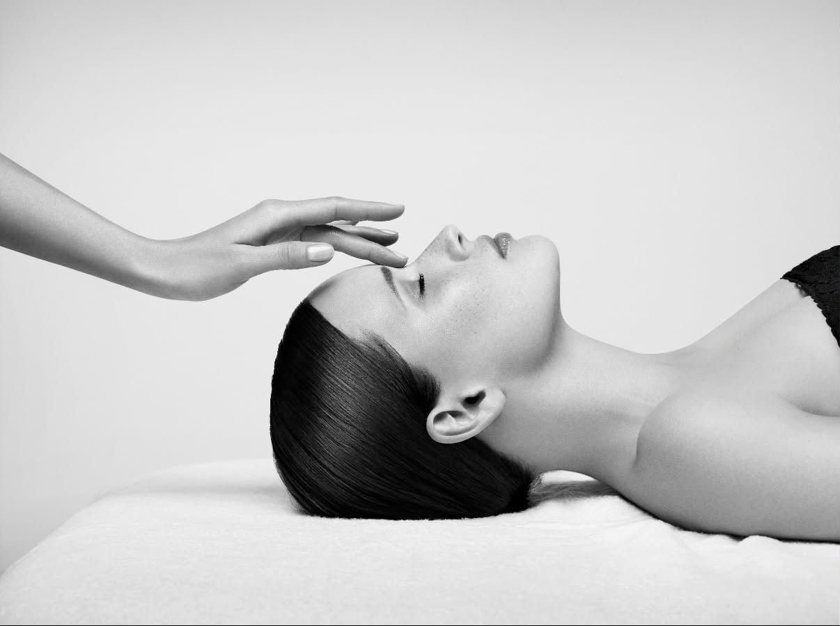 Aura Signature Facial touch ritual